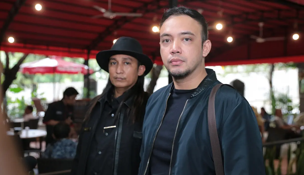 "Tadi kami dengan sudah mendaftarkan gugatan perdata di Pengadilan Neger Jakarta Selatan tentang hak asuh anak," kata Firdaus Oiwobo di Polda Metro Jaya, Selasa 30 januari 2018. (Adrian Putra/Bintang.com)