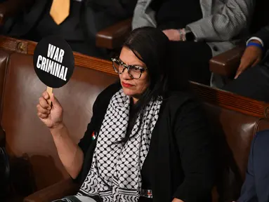Anggota fraksi Demokrat, Rashida Tlaib dari Michigan melakukan protes selama pidato Perdana Menteri Israel Benjamin Netanyahu pada pertemuan gabungan Kongres di US Capitol, Rabu (24/7/2024). (SAUL LOEB / AFP)