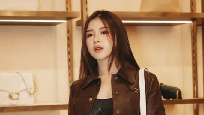 Style Kece Tiara Andini Berbalut Jaket Kulit (credit: https://www.instagram.com/tiaraandini/)