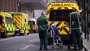 Paramedis membawa pasien dari ambulans ke Rumah Sakit Royal London, Inggris, 6 Januari 2022. Inggris memangkas waktu isolasi pasien COVID-19 dari 10 menjadi 7 hari karena kekurangan tenaga kesehatan akibat lonjakan kasus yang dipicu Omicron. (AP Photo/Matt Dunham)