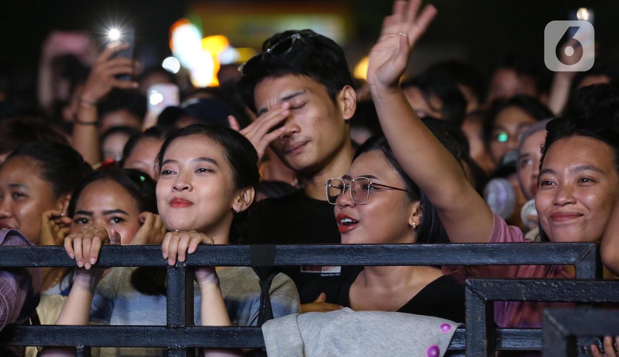 Salah satu penonton larut dalam lagu-lagu yang dibawakan Guyon Waton. (Liputan6.com/Helmi Fithriansyah)