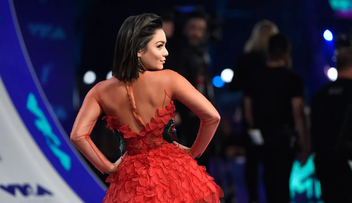 Aktris sekaligus penyanyi Vanessa Hudgens setibanya pada ajang  MTV Video Music Awards (VMA) 2017 di Inglewood, California, Minggu (27/8). Vanessa Hudgens tampil mempesona dengan gaun merah transparan. (Photo by Chris Pizzello/Invision/AP)