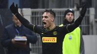 Striker Inter Milan, Lautaro Martinez, merayakan gol yang dicetaknya ke gawang SPAL pada laga Serie A Italia di Stadion San Siro, Millan, Minggu (1/12). Inter menang 2-1 atas SPAL. (AFP/Miguel Medina)