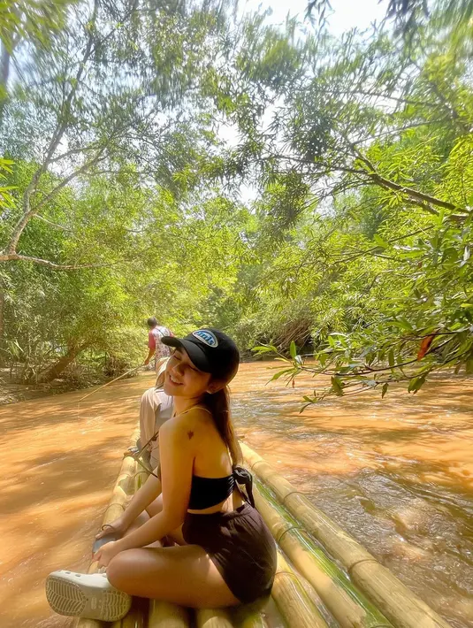 <p>Nah, sudah tahu, kan, fashion item andalan Ziva Magnolya saat liburan ke Thailand. Kamu tertarik re-create gaya yang mana? [Foto: @zivamagnolya]</p>