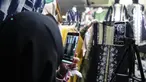Pedagang menjualkan pakaian melalui melalui aplikasi online di Pasar Tanah Abang, Jakarta, Rabu (1/7/2020). Pedagang di Pasar Tanah Abang mulai menjual barang secara daring untuk menambah penjualan dan mengantisipasi turunnya jumlah pembeli di masa PSBB Transisi ini. (Liputan6.com/Faizal Fanani)
