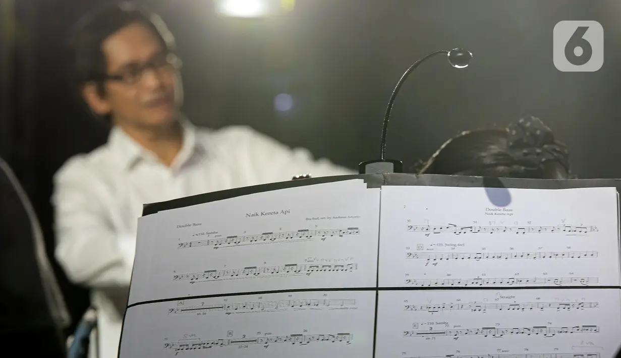 Komposer Addie MS tampil bersama kelompok musik simfoni Twilite Orchestra pada acara Orchestra On Station di Stasiun BNI City, Jakarta, Jumat (16/9/2022). Tampak masyarakat sangat antusias dalam menyaksikan acara yang digelar gratis dan terbuka untuk umum tersebut. (Liputan6.com/Faizal Fanani)
