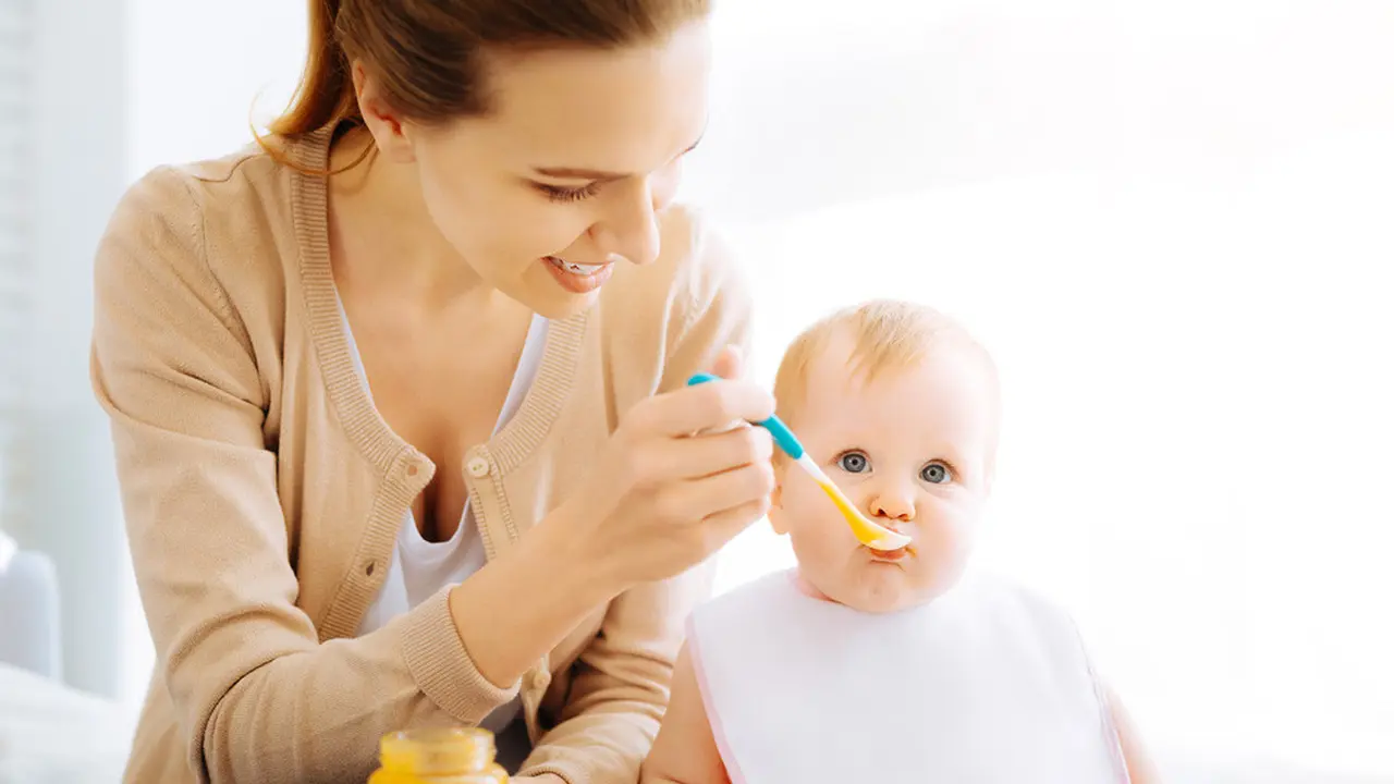 Bayi Diberi MPASI (YAKOBCHUK VIACHESLAV/Shutterstock)