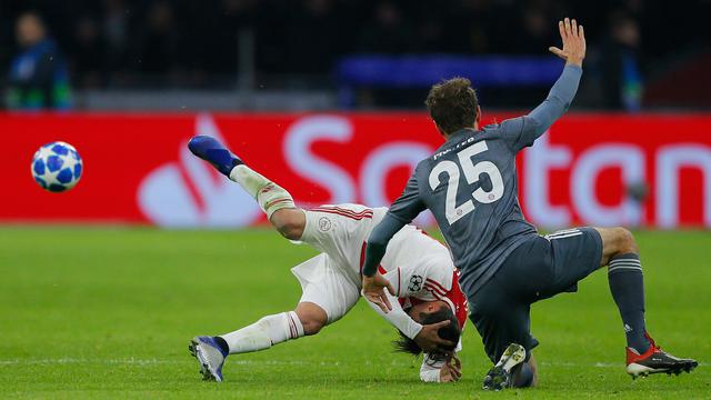 Tendangan Brutal Thomas Mueller kepada Bek Ajax Amsterdam