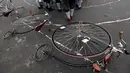 Para peserta bersiap mengikuti balapan sepeda Penny Farthing tahunan di Praha, Republik Ceko (5/11). Dahulu Sepeda dengan roda depan besar jenis ini sangat populer di seluruh Eropa. (Reuters/David W Cerny) 
