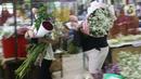 Warga membeli bunga potong untuk hiasan Lebaran di Rawa Belong, Jakarta Barat, Rabu (12/5/2021). Menyambut Hari Raya Idul Fitri 1442 H, banyak warga memburu bunga potong untuk menghias rumah. (Liputan6.com/Angga Yuniar)