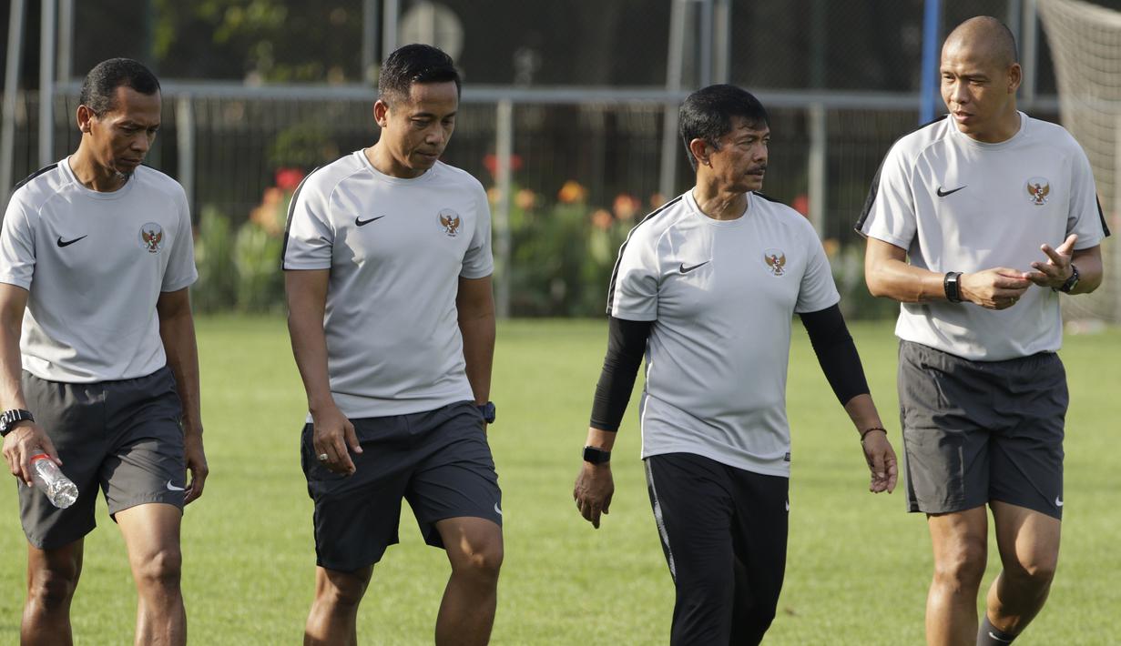Pelatih Timnas Indonesia U-22, Indra Sjafri, berbincang dengan para staf saat latihan di Lapangan ABC, Senayan, Jakarta, Jumat (11/1). Latihan sekaligus seleksi pemain ini untuk persiapan turnamen Piala AFF U-22. (Bola.com/M Iqbal Ichsan)