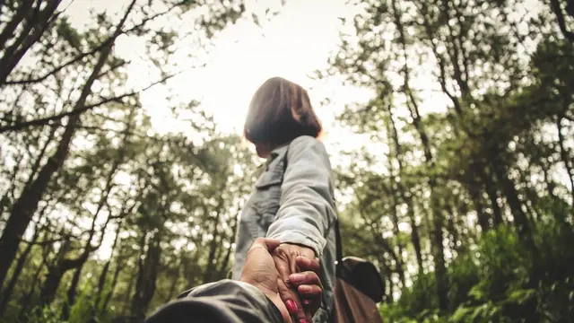 [Bintang] 5 Zodiak Ini Hobi Pamer Apapun tentang Pacar di Media Sosial