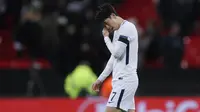 Striker Tottenham Hotspur, Son Heung-min, mengusap air mata usai dikalahkan Juventus pada laga Liga Champions di Stadion Wembley, London, Rabu (7/3/2018). Tottenham Hotspur takluk 1-2 dari Juventus. (AP/Kirsty Wigglesworth)