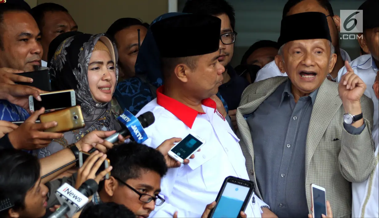 Ketua Dewan Kehormatan Partai Amanat Nasional (PAN) Amien Rais (kanan) usai menjalani pemeriksaan di Polda Metro Jaya, Jakarta, Rabu (10/10). Penyidik Direktorat Kriminal Umum memeriksa Amien selama enam jam. (Liputan6.com/JohanTallo)