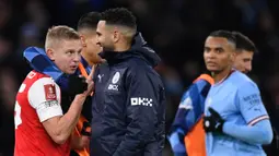 Zinchenko (kiri) juga bercengkrama dengan Ryad Mahrez yang merupakan mantan rekannya waktu sama-sama membela Manchester City. (AFP/Oli Scarff)
