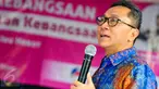 Ketua MPR Zulkifli Hasan saat berkunjung ke Rutan Wanita Pondok Bambu, Jakarta, Jumat (27/5). Kunjungan itu dalam rangka menciptakan kemandirian dan keterampilan serta sosialisasi 4 Pilar Kebangsaan kepada para penghuni rutan. (Liputan6.com/Yoppy Renato)