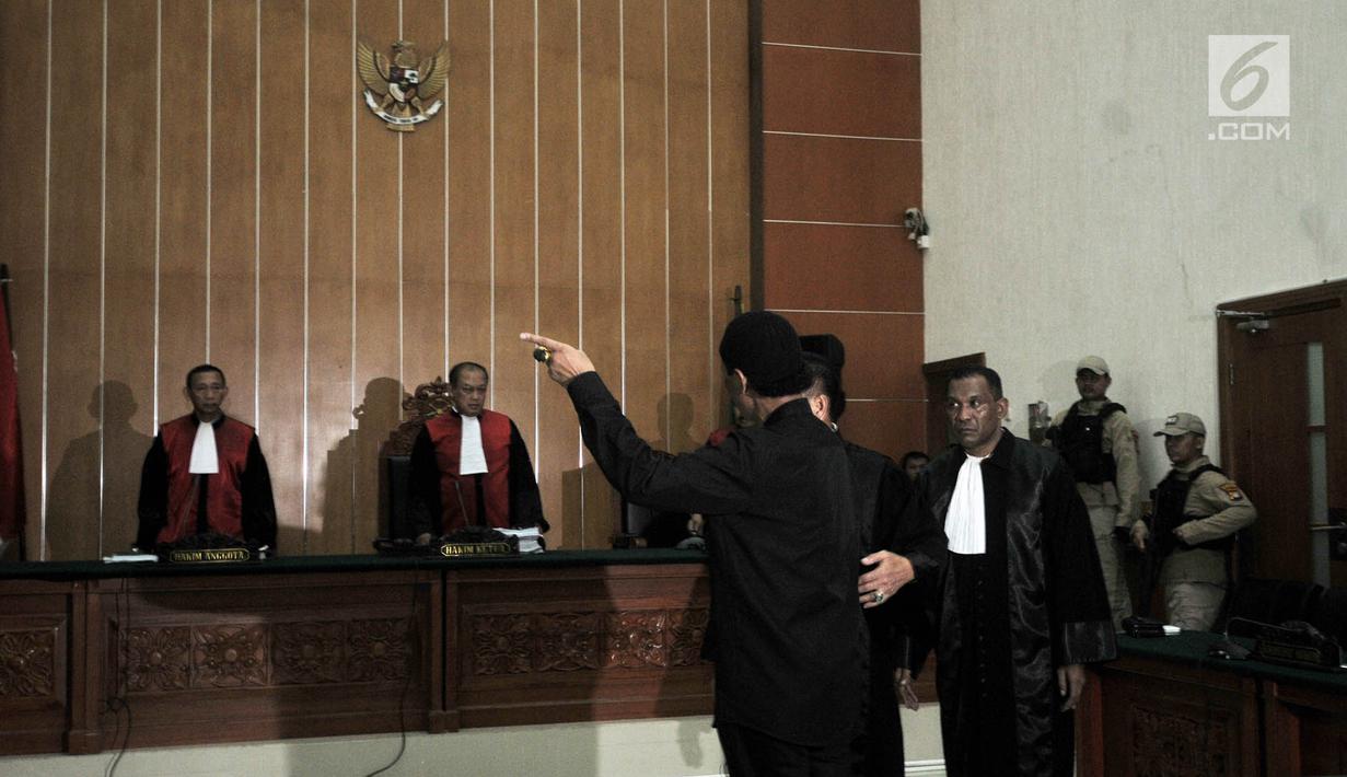 Terdakwa Hercules Rosario Marshal mengamuk saat memasuki ruang sidang akibat dikawal polisi di PN Jakarta Barat, Rabu (27/3). Hercules terbukti melakukan penyerobotan secara melawan hukum yang pidananya diatur dalam Pasal 167 KUHP juncto Pasal 55 ayat 1 ke-1 KUHP. (merdeka.com/Iqbal S. Nugroho)