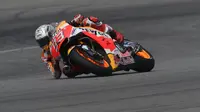 Pembalap Repsol Honda, Marc Marquez puas dengan kecepatannya pada latihan bebas MotoGP Republik Ceko 2017 di Sirkuit Brno. (Michal Cizek / AFP)