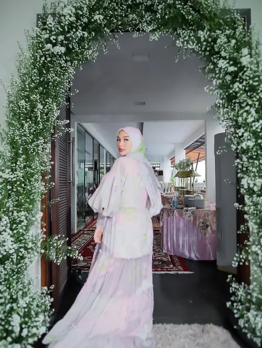 Zaskia Gotik memperlihatkan outfitnya di hari akikah sang buah hati. Dia mengenakan busana muslimah bermotif berwarna pastel.  (Foto: Instagram/ zaskia_gotix)