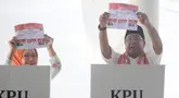 Calon wakil gubernur Jakarta nomor urut 3, Rano Karno (kanan) menunjukkan surat suara Pemilihan Gubernur DKI Jakarta pada Pemilihan Kepala Daerah (Pilkada) Serentak 2024 di Jakarta, Rabu (27/11/2024). (merdeka.com/Arie Basuki)