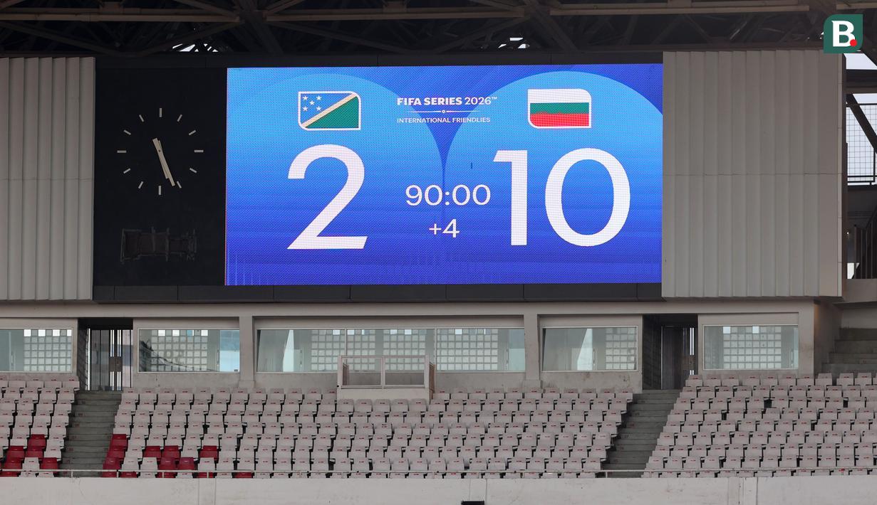 Skor 10-2 untuk kemenangan Bulgaria atas Kepulauan Solomon yang tampak di layar elektronik Stadion Utama Gelora Bung (SUGBK), Senayan, Jakarta setelah laga pertama FIFA Series 2026 pada Jumat (27/03/2026). (Bola.com/M Iqbal Ichsan)