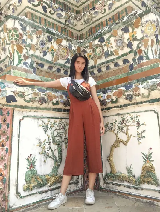 Meski masih berusia 21 tahun, Vivian sudah cukup berpengalaman di dunia modeling. Sederet prestasi sudah pernah ia raih. Seperti Most Photogenic Fimela Girl Model Hunt 2016, Top 20 Miss Celebrity 2016 dan masih banyak lagi. (Liputan6.com/IG/@viviantaniaa)