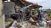 140 rumah warga dilaporkan rusak akibat gempa yang mengguncang Bengkulu dengan kekuatan magnitudo 6,3 pada Jumat (23/5). Delapan di antaranya roboh, sementara sisanya mengalami kerusakan ringan, sedang, hingga berat. (DIVA MARHA/AFP)