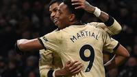 Duet Manchester United, Marcus Rashford (kiri) dan Anthony Martial, melakukan selebrasi usai mencetak gol ke gawang Burnley, Minggu (29/12/2019) dini hari tadi WIB.  (AFP / Oli Scarff)