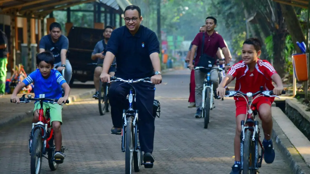 Anies Baswedan bersepeda