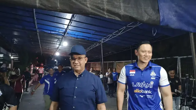 Bakal calon presiden (Bacapres) dari Koalisi Perubahan untuk Perbaikan Anies Baswedan, Ketua Umum Partai Demokrat Agus Harimurti Yudhoyono (AHY), dan Ketua Majelis Tinggi Partai Demokrat Agus Harimurti Yudhoyono (SBY) menyaksikan bersama pertangan voli, d