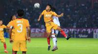 Pemain Persik, Vava Mario Yagalo duel udara dengan penggawa Arema FC dalam laga pekan ke-10 BRI Liga 1 2022/2023 di Stadion Brawijaya Kediri, Sabtu (17/9/2022). Persik kalah 0-1 dari Arema FC dalam laga tersebut. (Bola.com/Gatot Susetyo)
