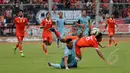 Pemain Persela, Pedro Javier (bawah) mengangkat tangan usai diganjal bek Persija, Ambrizal saat laga uji coba di Stadion GBK Jakarta, Minggu (1/3/2015). Persija kalah 0-1 dari Persela. (Liputan6.com/Helmi Fithriansyah)