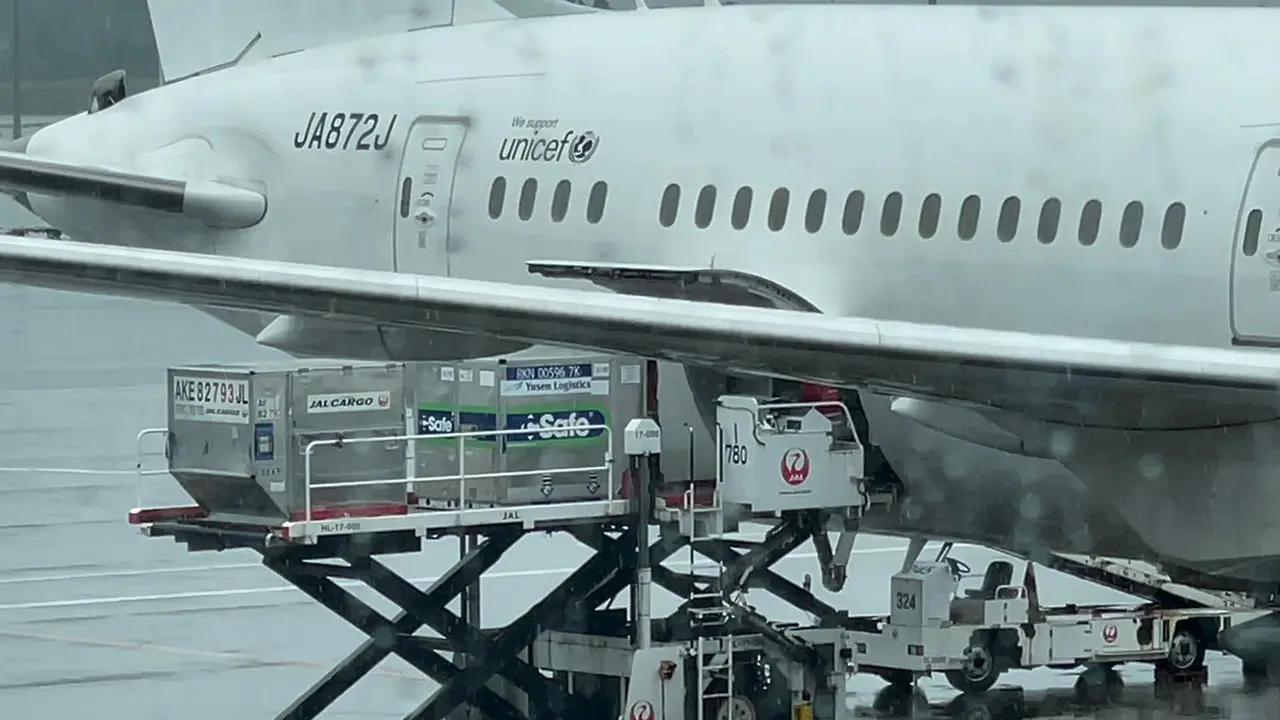 1 juta dosis Vaksin AstraZeneca bantuan dari Pemerintah Jepang untuk Indonesia di Bandara Narita, Jepang pada Kamis (1/7). (Photo credit: KBRI Tokyo)