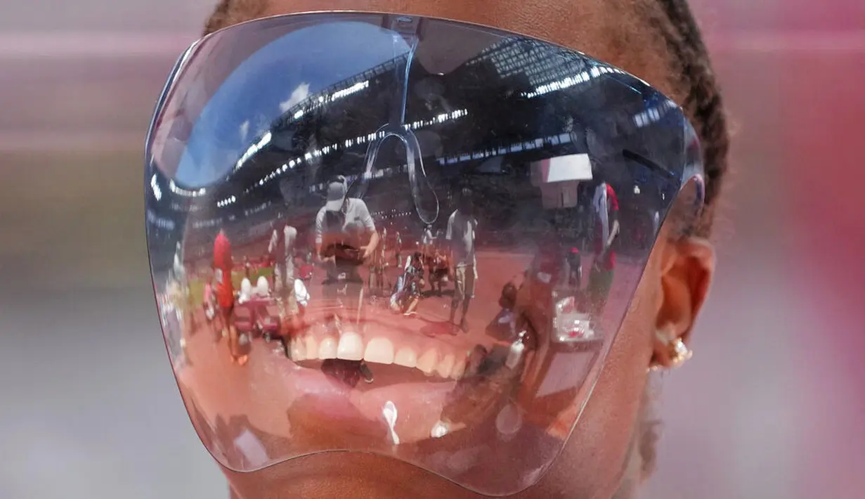 Atlet tolak peluru Amerika Serikat, Jessica Ramsey, menggunakan pelindung wajah saat berlaga di Olimpiade Tokyo 2020. (Foto: AP/David J. Phillip)
