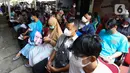 Warga menunggu saat pelaksanaan vaksinasi COVID-19 di kawasan Pancoran, Jakarta (29/3/2022). Pemprov DKI Jakarta akan meningkatkan sentra vaksinasi jelang Ramadhan, hal itu dilakukan untuk meningkatkan percepatan vaksinasi booster sebagai syarat mudik 2022.(Liputan6.com/Herman Zakharia)