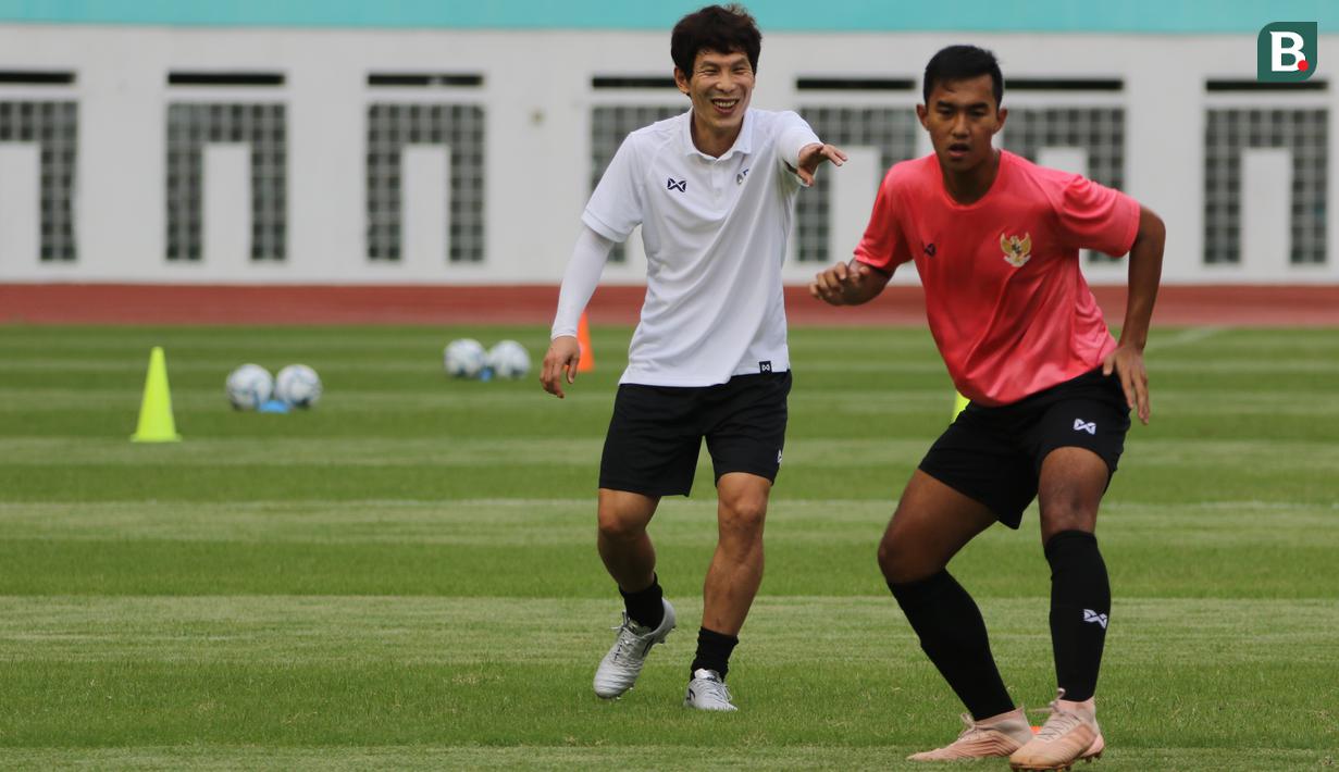 Asisten pelatih Timnas Indonesia, Gong Oh-kyun, saat sesi latihan di Stadion Wibawa Mukti, Cikarang, Senin (13/1/2020). Gong Oh-kyun dinyatakan postif terpapar virus corona. (Bola.com/M Iqbal Ichsan)