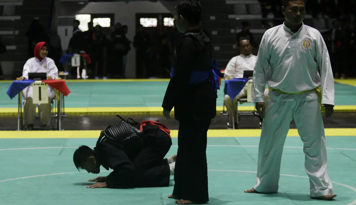 Pesilat melakukan sujud sukur usai beraksi pada ajang Kejurnas Pagar Nusa di Padepokan Pencak Silat TMII, Jakarta, Minggu (6/1/2020). Sebanyak 487 pesilat dari seluruh Indonesia berpartisipasi dalam Kejurnas sekaligus Harlah ke-34 Pagar Nusa. (Bola.com/M Iqbal Ichsan)