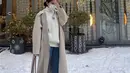 Pemilik nama asli Park Sun-young ini tampil mengenakan coat warna nude dipadukan sweater turtleneck putih dari Chanel. Dikombinasikan dengan celana denim, sepatu oxford, dan sling bag cokelat. (@hyominnn)