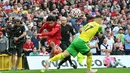 Bersama Liverpool, pemain asal Inggris itu mampu membawa Liverpool menjuarai Liga Champions 2018/2019 dan Premier League 2019/2020. Tak heran, jika bek sayap kanan itu dibanderol dengan harga 75 juta euro atau setara Rp1,262 triliun. (Foto: AFP/Justin Tallis)