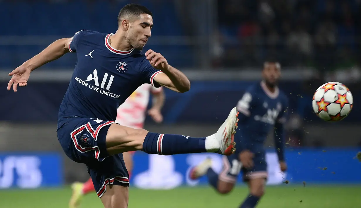 Achraf Hakimi - Mantan penggawa Real Madrid ini bergabung dengan klub Sultan PSG dari Inter Milan senilai Rp1,04 triliun. Hakimi telah tampil sebanyak 25 laga dan menorehkan tiga gol dan tiga assist bagi klub kebanggan warga Paris tersebut.  (AFP/Franck Fife)