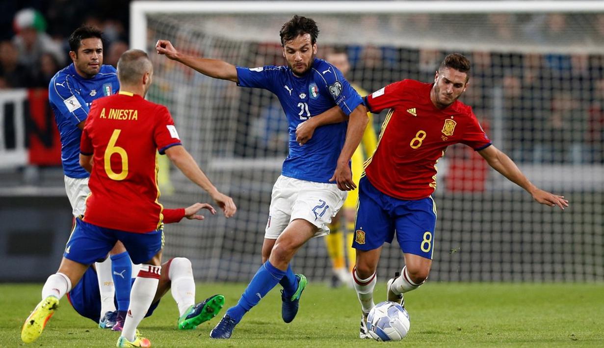 Pemain Italia, Marco Parolo (tengah), berebut bola dengan pemain Spanyol, Koke, dalam laga Grup G kualifikasi Piala Dunia 2018 di Juventus Stadium, Jumat (7/10/2016) dini hari WIB. (AFP/Marco Bertorello)