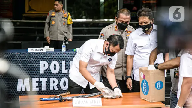 FOTO: Kapolda Metro Jaya dan Pangdam Jaya Beri Keterangan Terkait Penyerangan Petugas