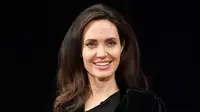 Angelina Jolie dan Loung Ung mengunjungi 92nd Street Y di New York untuk membahas film Netflixnya yakni, First They Killed My Father. (DIA DIPASUPIL / GETTY IMAGES NORTH AMERICA / AFP)