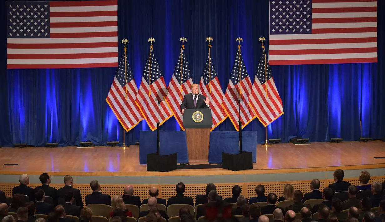 Presiden AS, Donald Trump berpidato  tentang Strategi Keamanan Nasional di Gedung Ronald Reagan dan Pusat Perdagangan Internasional di Washington, DC, (18/12). (AFP Photo/Mandel Ngan)