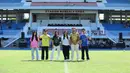 PSIM Yogyakarta resmi meluncurkan jersey dan skuad mereka untuk mengarungi Liga 2 2024/2025 yang dilakukan sebelum partai uji coba melawan Deltras FC di Stadion Mandala Krida, Yogyakarta, Sabtu (24/8/2024) siang. Acara berlangsung meriah dan dihadiri ribuan suporter. Jersey yang diproduksi oleh apparel lokal Apex tersebut memadukan filosofi kearifan lokal Yogyakarta seperti kehidupan, keseimbangan alam, dan harmoni spiritual dalam setiap detail desainnya. (Bola.com/Ana Dewi)