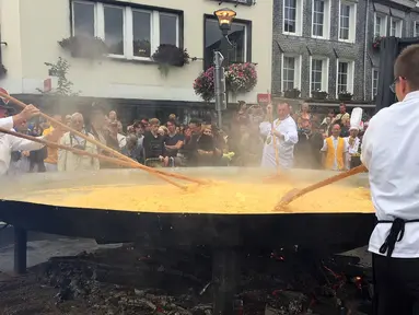 Juru masak dan sukarelawan membuat omelet raksasa dalam World Giant Omelette Festival di Malmedy, Belgia, Selasa (15/8). Kota Malmedy punya tradisi membuat omelette raksasa yang sudah berlangsung selama 22 tahun terakhir. (AP Photo/Daniela Berretta)
