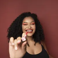 Kenali shade lipstick yang cocok untukmu yang memiliki kulit gelap. (Foto/Dok: freepik.com)