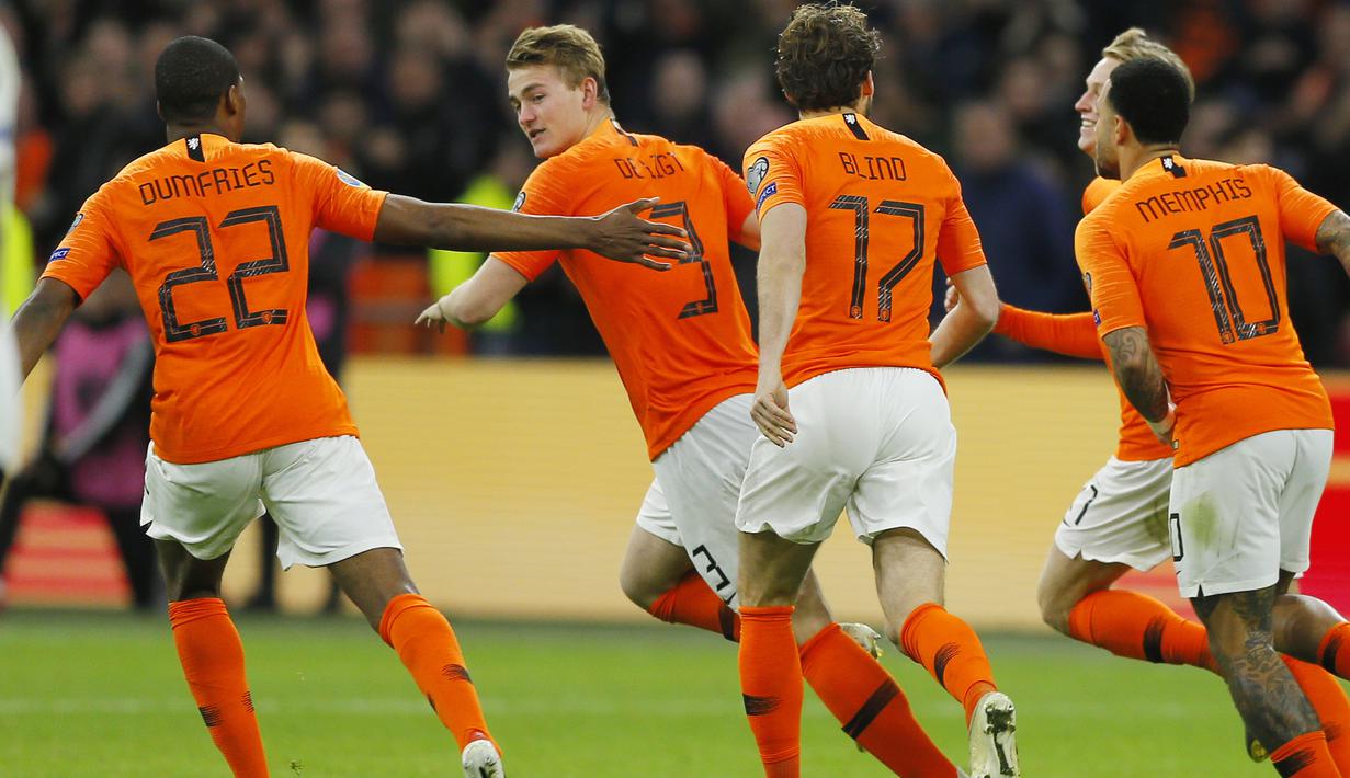 Para pemain Belanda merayakan gol yang dicetak oleh Matthijs De Ligt ke gawang Jerman pada laga kualifikasi Piala Eropa di Stadion Johan Cruyff, Minggu (24/3). Belanda takluk 2-3 dari Jerman. (AP/Peter Dejong)