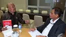 Robby Arya Brata calon pimpinan KPK (kanan), berbincang bersama I Putu Sudiartana Anggota DPR RI dari fraksi Partai Demokrat (kiri), sebelum mengikuti uji kelayakan dan kepatutan calon pimpinan KPK, Jakarta, Kamis (4/12/2014). (Liputan6.com/Andrian M Tuna