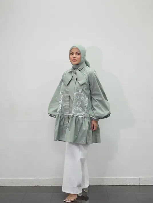 <p>Sedangkan untuk acara formal, kamu bisa tiru gaya Aurel. Gunakan blouse oversized dan loose pants atau kulot. Gaya hijab lilit belakang pun cocok untuk melengkapi outfit ini. [Instagram/aurelie.hermansyah]</p>